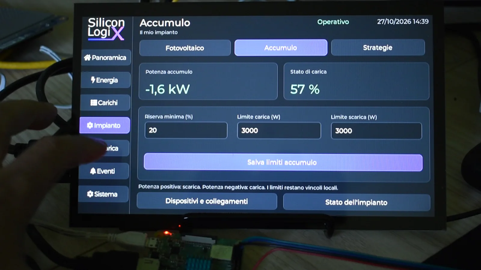 Centralina SLX SolarPilot sul display touch durante una prova reale della pagina Accumulo